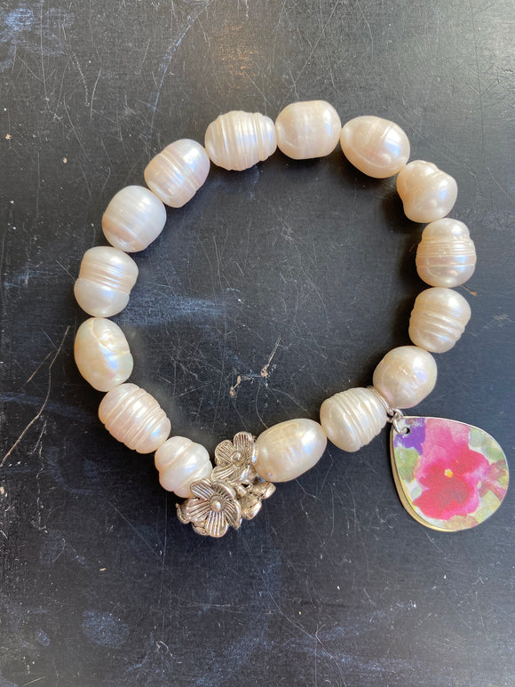Freshwater Pearl with Silver Flowers Tin Charm Bracelet